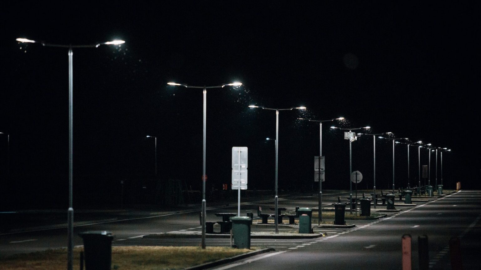 How Do Street Lights Know When To Turn On And Off?